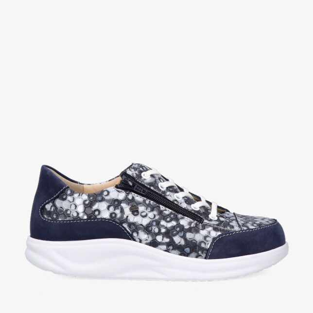 Blauwe leren Finn Comfort Hachioji 02974 903093 sneaker met honingraatprint zijrits witte veters en dikke witte zool