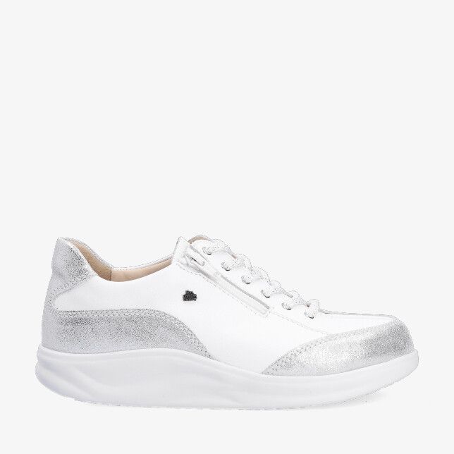 Witte leren Finn Comfort Otaru 02913 903071 sneaker met zilveren accenten veter en zijrits op dikke zool