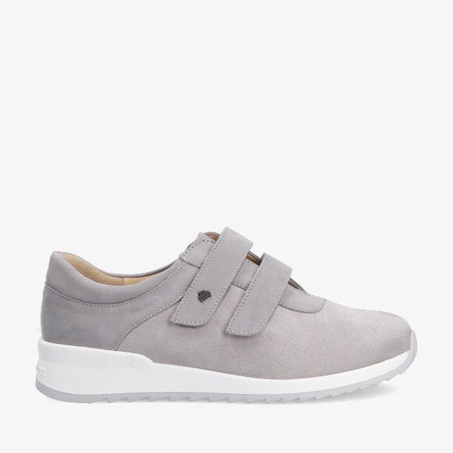 Grijze Finn Comfort Ivera 05068 902586 met stretchcombi en twee klittenbanden suède look op een witte sportzool