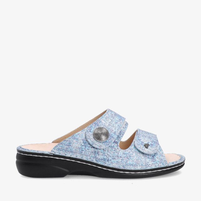 Blauwe leren Finn Comfort Sansibar 02550 840214 slipper met twee banden met metalen knoop en zwarte zool op sleehak