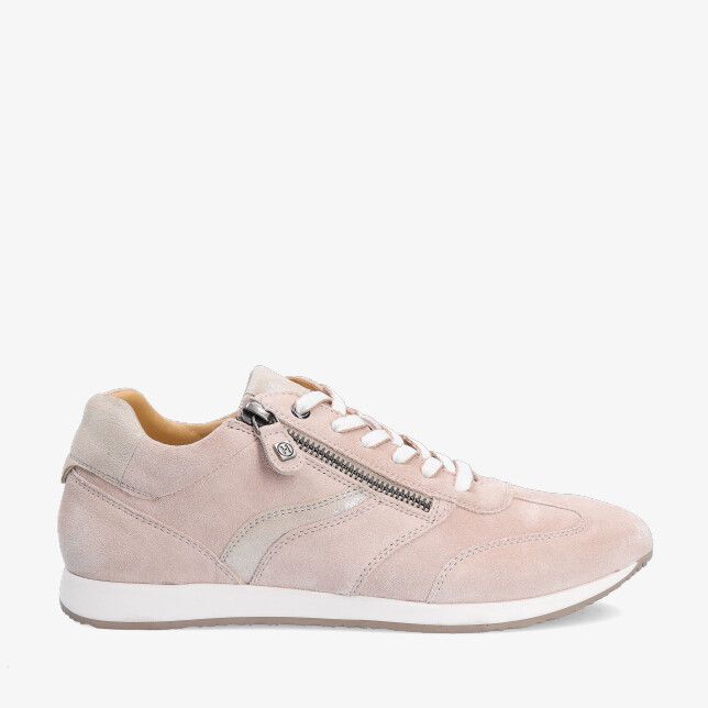 Beige suède sneaker Helioform model 274.001 0130 met witte veters en zijrits op een lichte sportzool