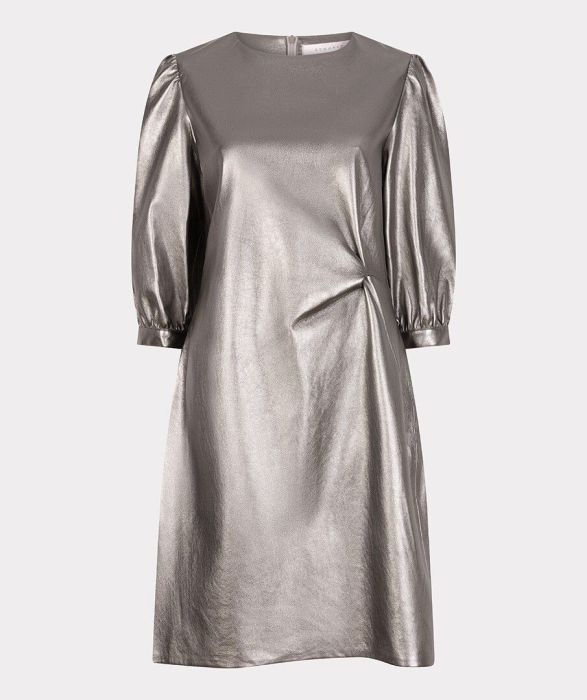 Zilverkleurige EsQualo jurk model W25.11706 075 met glanzende look ronde hals 3/4 pofmouwen en sierplooien aan de zijkant