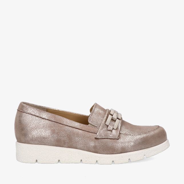 Taupe loafer van Durea model 5754 098 1940 in metallic leer met gevlochten wreef detail en dikke witte profielzool