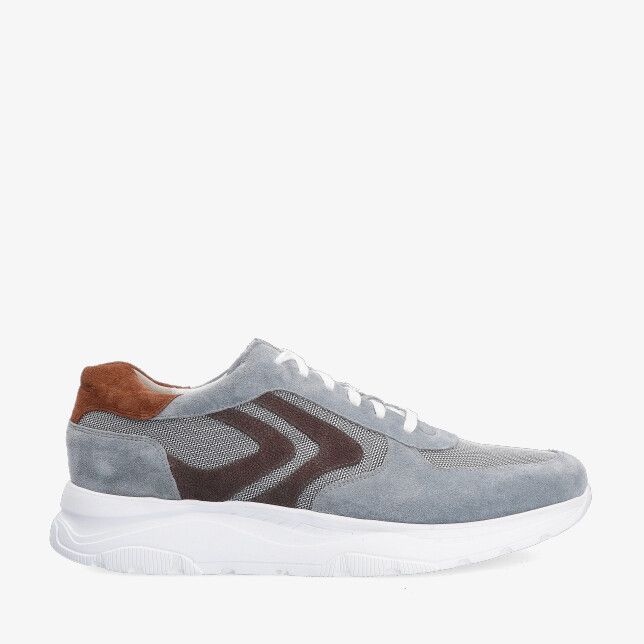 Blauwe suède sneaker Gijs 2160 115 2107 met grijze mesh inzet en donkerbruine details opzij en witte dikke zool en veters