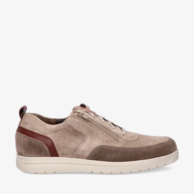Taupekleurige suède sneaker Gijs GO 2085 204 1952 met zijrits veters en lichte zool met donkerbruine en bordeaux accenten