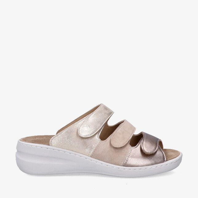 Beige Solidus SPEZIAL 21154 80558 muil in leren combinatie met drie klittenbandbandjes metallic glans en witte sleehak