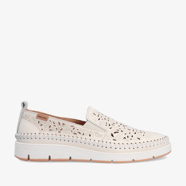 Beige leren Pikolinos Tenerife W8D-3896 Nata instapper met lasergesneden bloemmotief dikke lichte zool en grof stiksel