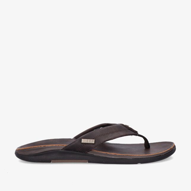 Bruine leren teenslipper Reef Leather CJ8554 met smalle band en metalen logo op de wreef en een zwarte zool