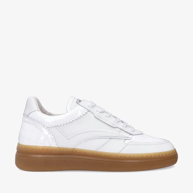 Ecrukleurige lakleren sneaker van Floris van Bommel FYGI SFW-10158 60-02 met gumzool en krokoreliëf op de hiel