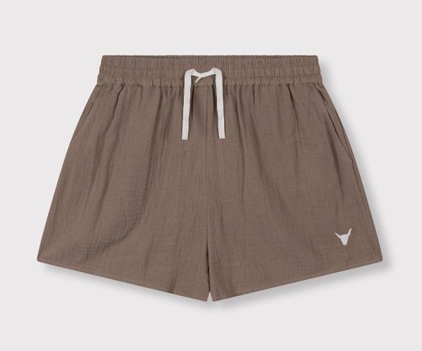 Taupe crinkle shorts van ALIX The Label model 2604143697 652 met elastische taille wit koord zakken en klein geborduurd logo