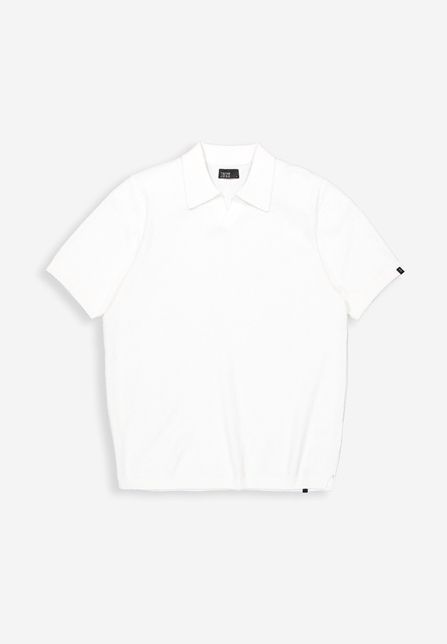 Witte gebreide polo van Butcher of Blue Boucle Knit model M2616003 112 met korte mouwen open kraag en subtiele textuur