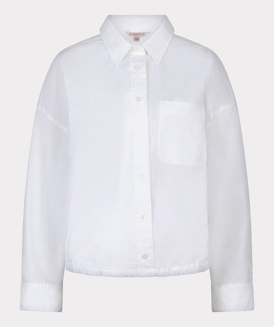 Witte overhemdblouse van EsQualo model SP26.10014 120 met puntkraag knoopsluiting borstzak en lichte boxy pasvorm