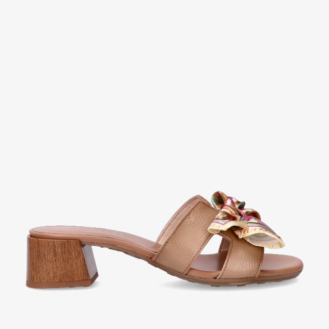 Amandelbruine leren Hispanitas muilsandaal model 264768 met lage blokhak houtlook en gekleurde strik op de wreefband