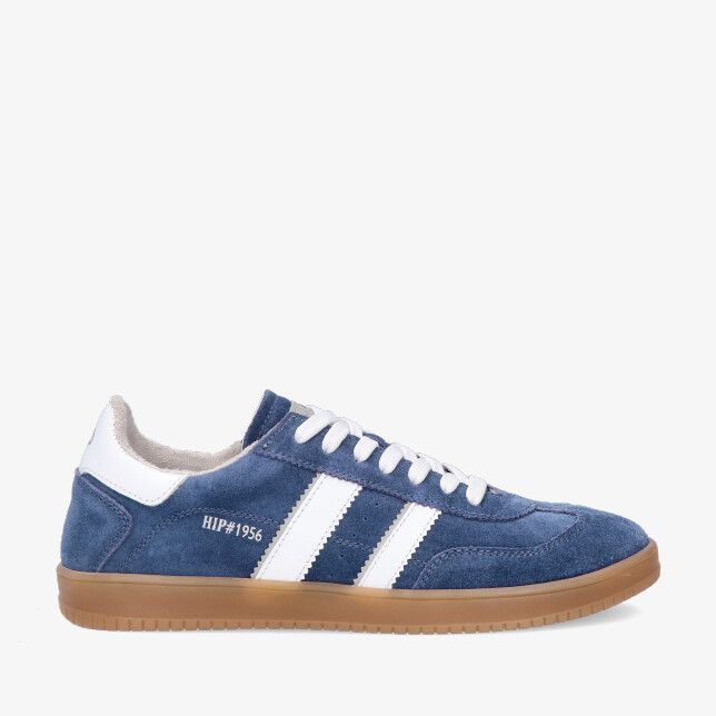 Blauwe suède HIP Shoestyle H1500 49CO sneaker met witte strepen witte veters en een bruine gumzool