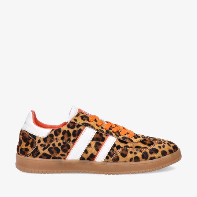 Bruine suède HIP Shoestyle H1500 36CO sneaker met panterprint witte zijstrepen oranje veters en een bruine gumzool
