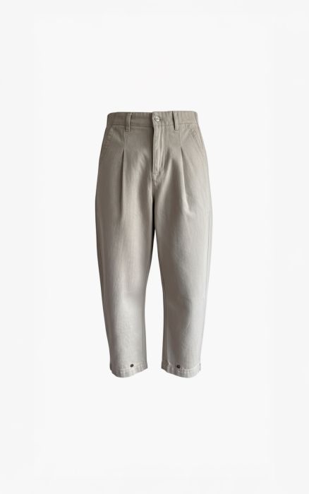 Aimee The Label YelenaS6 beige jeans met frontplooien en taps toelopende kuitlange pijpen met drukkers bij de zoom