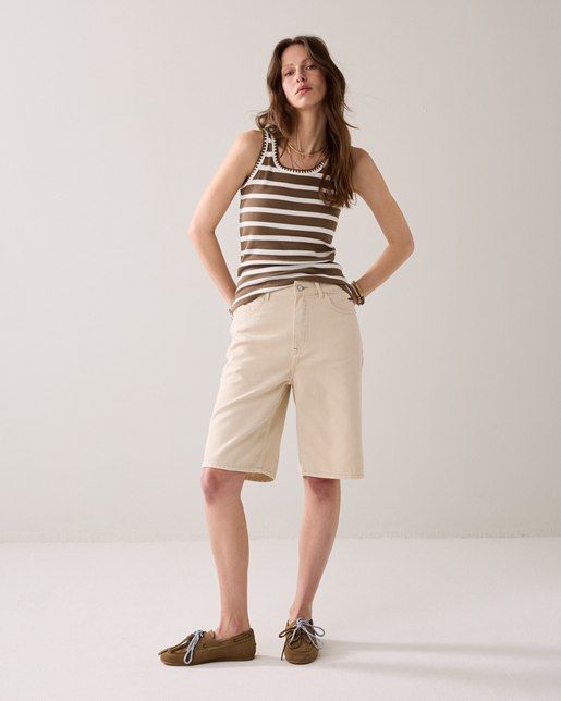 Summum ecrukleurige bermuda van gekleurde denim stijl 4s2686-5140 122 knielang rechte pasvorm met riemlussen en voorzakken