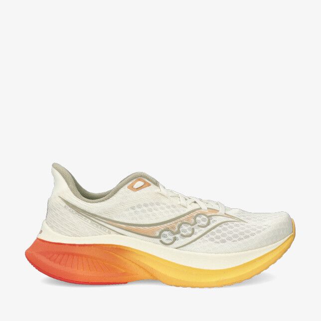 Gebroken witte Saucony Endorphin Speed S21007 142 met mesh bovenwerk en zool met kleurverloop geel oranje