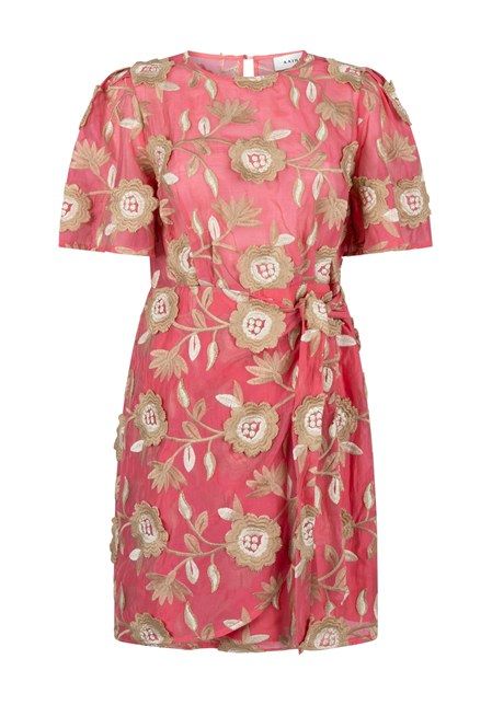 Rode Aaiko Celina 3D Ten 518 171641 jurk met transparante look bloemenborduursels korte mouwen en strik ceintuur