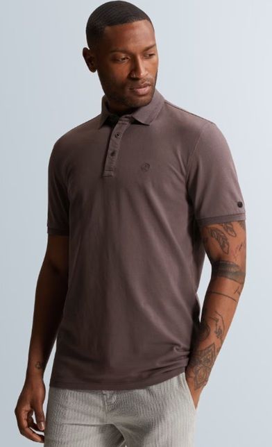 Paarse Cast Iron polo CPSS2605894 4321 met polokraag drie knopen korte mouwen subtiel borstlogo en knoopdetail op de mouw