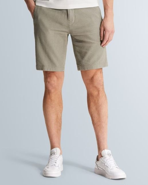 Groene Cast Iron chino short met subtiele streep textuur en steekzakken model CSH2605650 6148