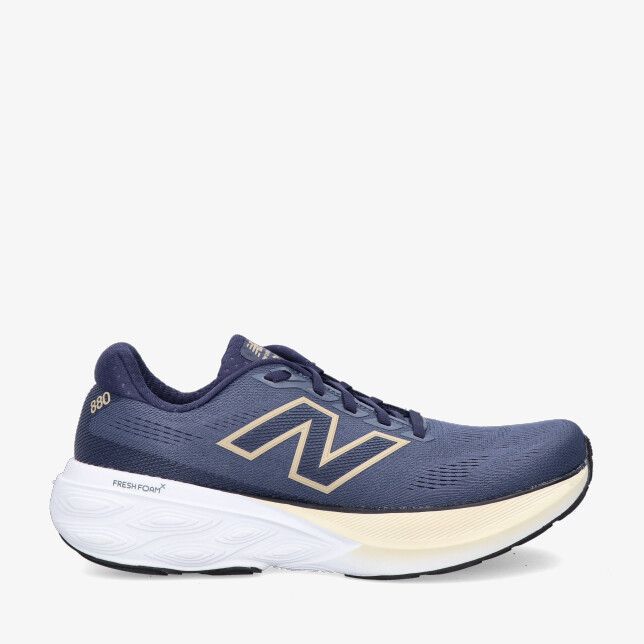 Blauwe New Balance M880V15 MJ sneaker met ademend mesh en dikke witte en crèmekleurige zool met groot N logo