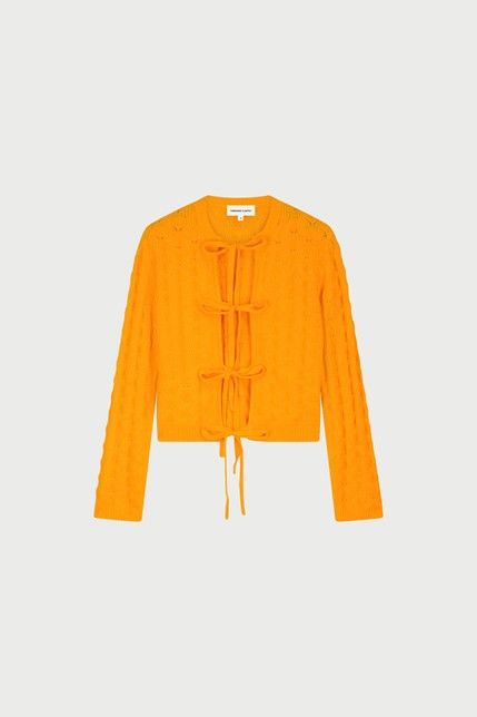 Oranje opengewerkt gebreid vest met lange mouwen en striksluitingen van Fabienne Chapot model CLT-CAR-02-SS26-5521
