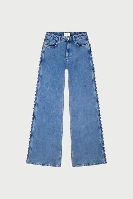 Blauwe jeans met wijde pijpen van Fabienne Chapot CLTJNS22SS263345 3345 en golvende zijnaad met bloemdetails