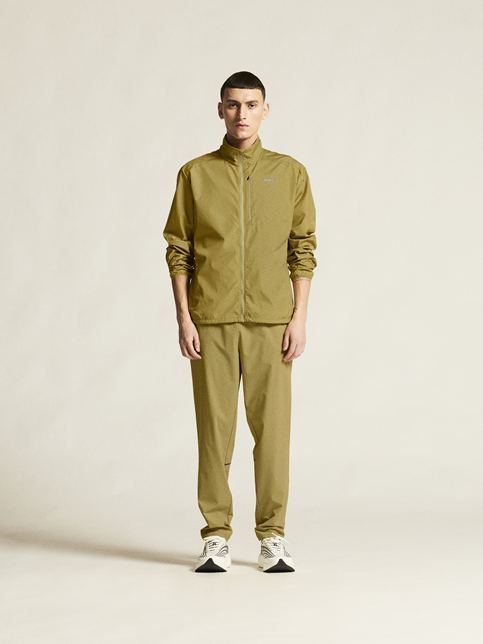 Olijfgroene Craft C17235 6540 trainingsset met lichtgewicht jack met hoge kraag ritssluiting en taps toelopende broek