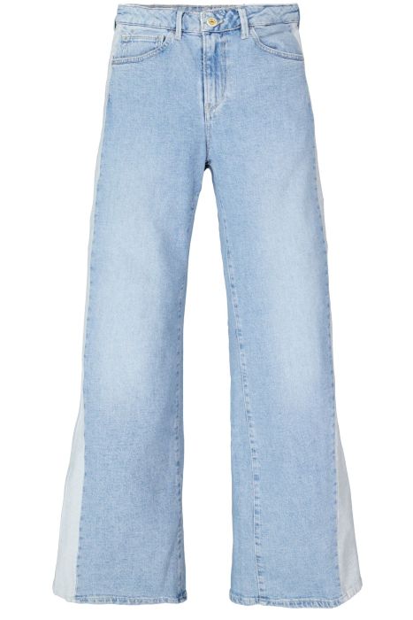 Garcia jeans model 249-L32 8808 lichtblauwe denim met wijde pijpen voorzakken en gouden knoop