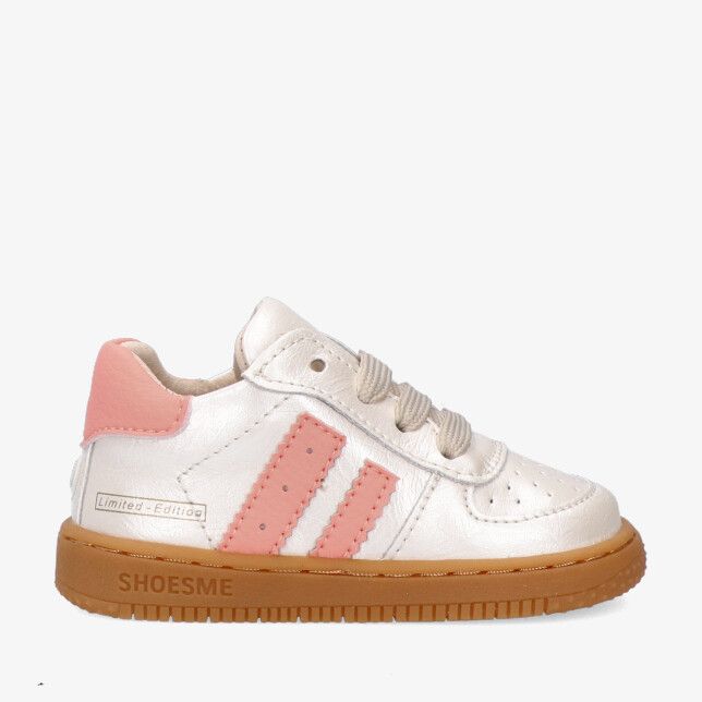 Shoesme BN26S002 G gouden metallic leren sneaker met roze strepen perforaties op de neus beige veters en gumzool