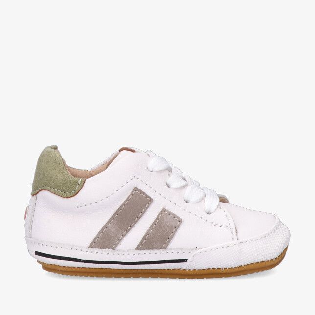 Witte Shoesme BP26S021 D babysneaker in leercombinatie met suède strepen groene hielkap witte veters en gumzool