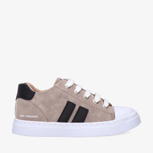 Taupekleurige Shoesme sneaker SH26S004 C in leren combinatie met witte zool en neuskap zwarte strepen en witte veters