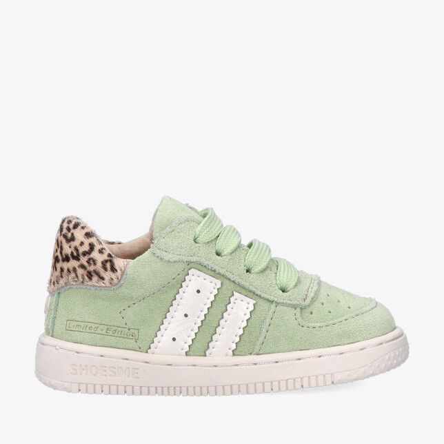 Groene suède Shoesme BN26S002 N sneaker met witte strepen brede veters panterprint hiel en offwhite zool