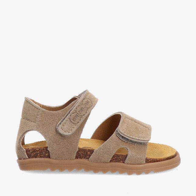 Develab boys sandaal 48509 223 in beige suède met twee klittenbandsluitingen open hiel en profielzool