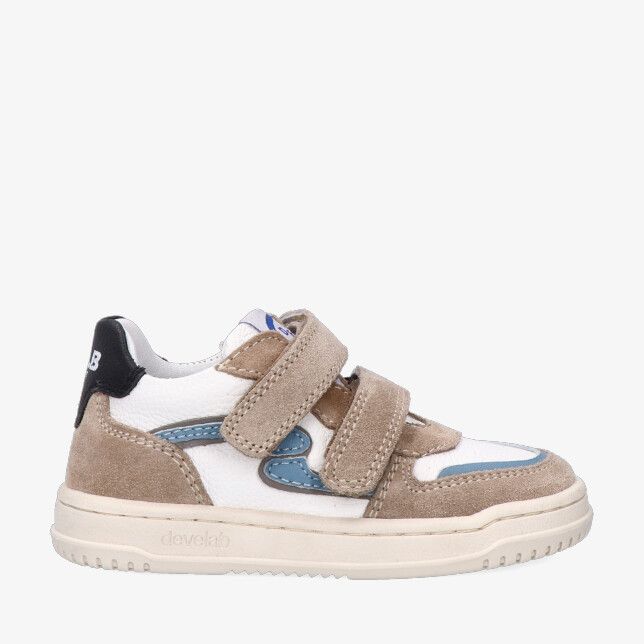 Beige Develab jongens low cut sneaker van leercombi met twee klittenbanden model 44433 293 met blauwe accenten en witte zool