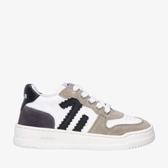 Develab boys low cut sneaker 44431 929 in grijze leren uitvoering met veters witte zool zwarte zigzag en suède overlays