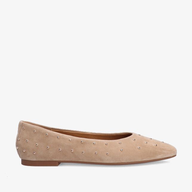 Camelkleurige suède ballerina met studs en amandelneus van ALPE Paris model 5558 12 08