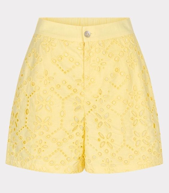 EsQualo short in gele broderie met ajour bloemenpatroon en hoge taille model HS26.28240 205 met knoopsluiting