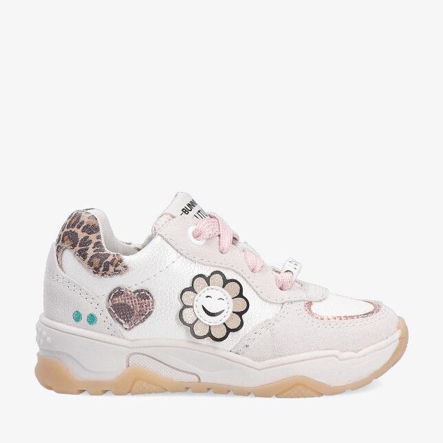 Witte Bunnies JR CAMILLE 226221 401 sneaker in leren combi met roze veters chunky zool met patches bloem hart en panterprint