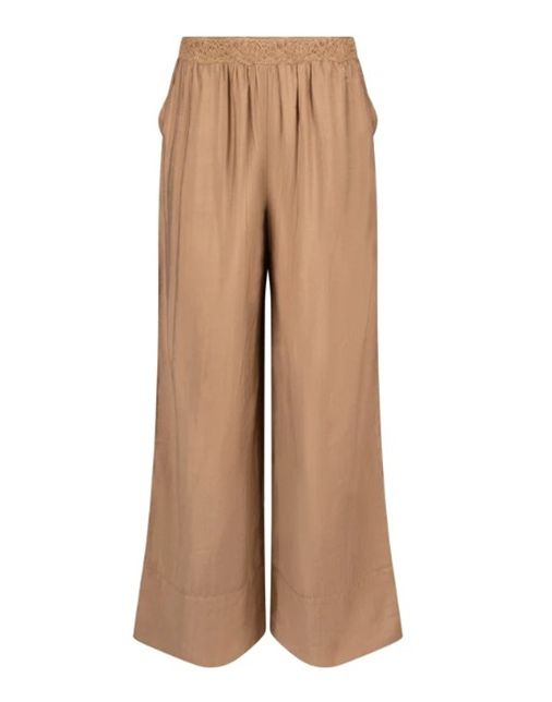 Camelkleurige NUKUS Merel Pants NKS09070 64 met wijde pijpen elastische taille met kant glanzende stof en steekzakken