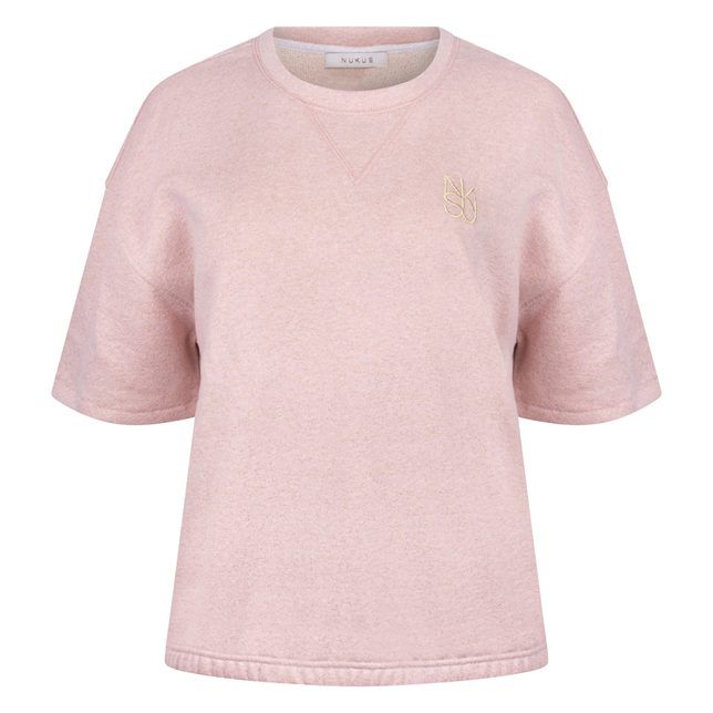Roze NUKUS top model NKS03062 30 met korte mouwen ronde hals V-inzet en subtiel geborduurd logo op de borst