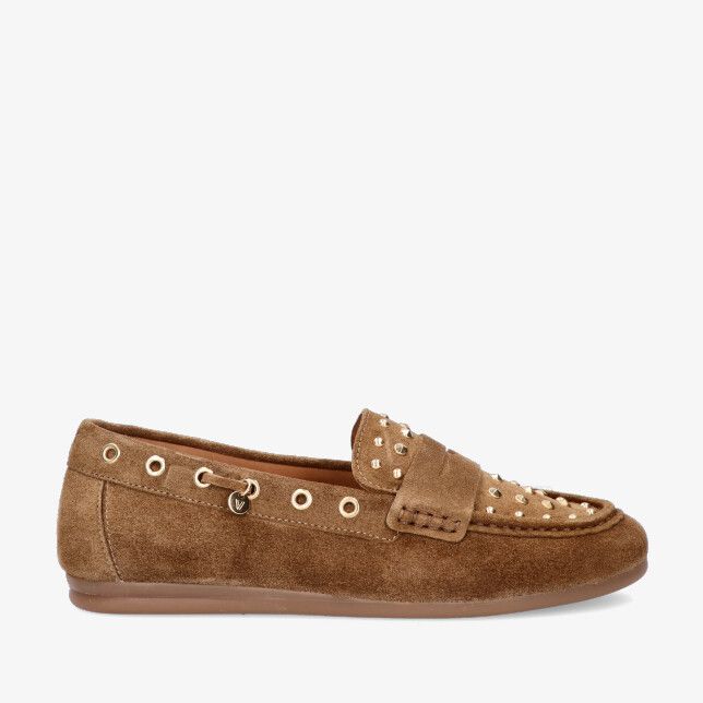 Beige suède loafer van Via Vai model 62421 01-1384 met gouden studs op de wreef metalen oogjes langs de rand en platte zool