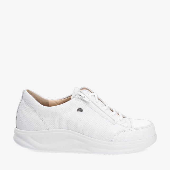 Witte leren Finn Comfort Hakata 02975 901168 sneaker met geperforeerd bovenwerk veters en zijrits op dikke zool