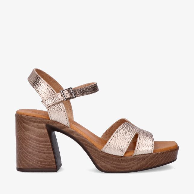 Oh My Sandals 5932 1444-TECA gouden imitatieleer sandaal met brede bandjes gesp en hoge blokhak met houtlook plateau