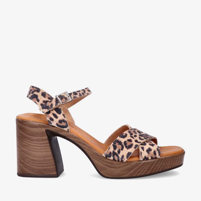 Beige Oh My Sandals 5933 1444-TECA sandaal van imitatieleer met luipaardbandjes blokhak met houtlook en enkelriem