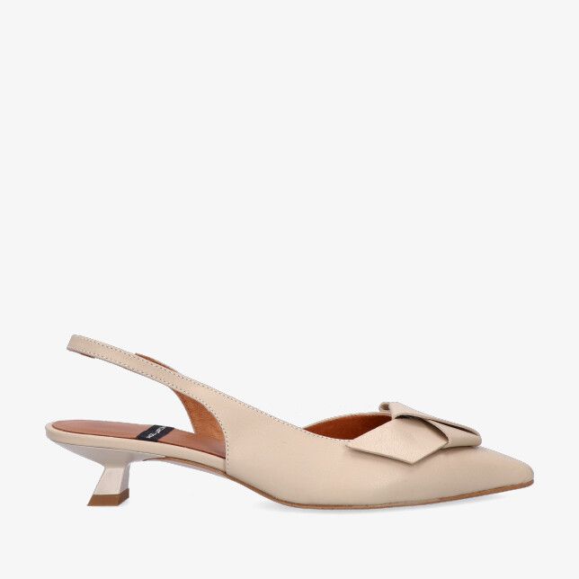 Beige leren slingback van Angel Alarcon 25055 Latte met spitse neus lage hak en grote strik