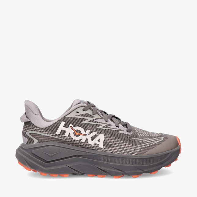 Taupekleurige HOKA W Challenger 8 GTX 1171959 CVL sneaker met mesh bovenwerk dik profiel groot HOKA logo en oranje noppen