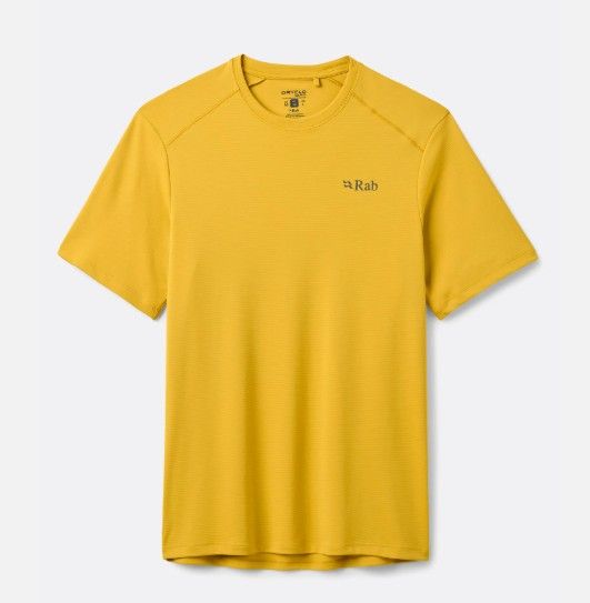 Gele Rab QCC 24 DPL sportshirt met korte raglanmouwen en ronde hals subtiele structuur en klein logo op de borst