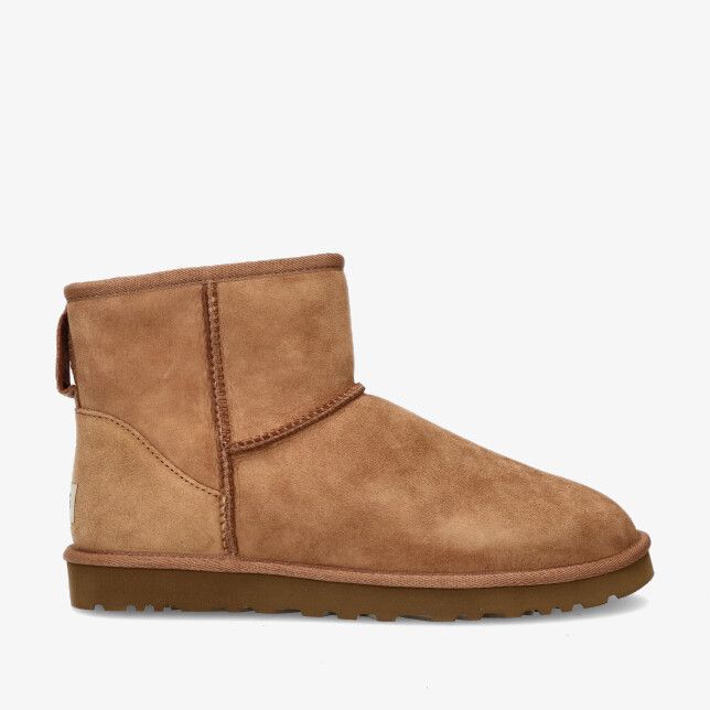 UGG Classic Mini M 1002072 CHE cognackleurige suède enkelboot met lage schacht zichtbare stiksels en profielzool